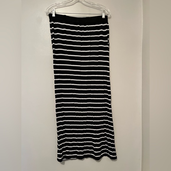 Max Studio Weekend long maxi style striped skirt. Size Medium. Has POCKETS - Picture 3 of 11